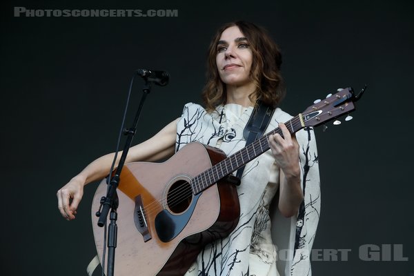 PJ HARVEY - 2024-08-25 - SAINT CLOUD - Domaine National - Grande Scene - Polly Jean Harvey